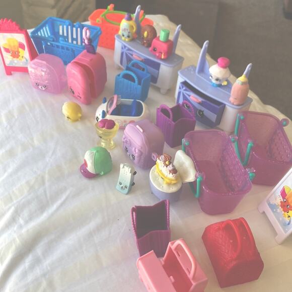 SHOPKINS RANDOM ITEMS - Picture 1 of 6